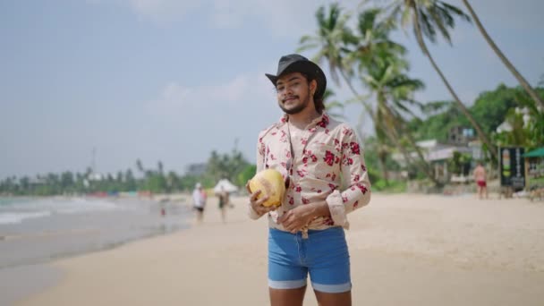 Viajero Gay Disfruta Playa Tropical Escapada Soleada Hombre Alegre Sombrero — Vídeo de stock