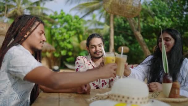 Lgbt Groep Toast Glimlacht Drinkt Deelt Vreugde Ontspant Buiten Multiculturele — Stockvideo
