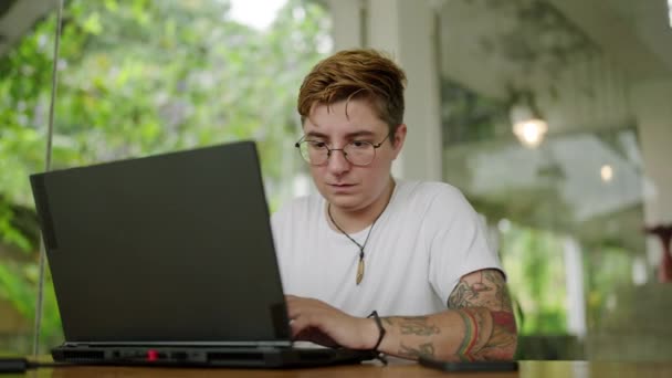 Freelancer Completa Proyecto Ejemplifica Inclusión Espacios Trabajo Diversos Transgénero Individual — Vídeos de Stock