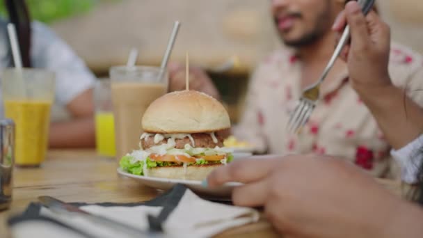 Casual Dining Fresh Ingredients Friends Enjoy Gourmet Burgers Rustic Outdoor — Stock Video
