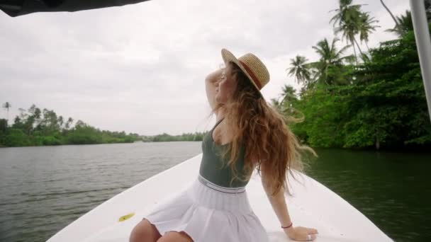 Turista Femenina Sombrero Paja Explora Naturaleza Tropical Viaje Relajado Agua — Vídeo de stock