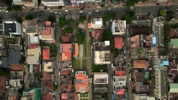 Şehir Planında Yoğun Mimari Kesişen Yollar Gündüz Vakti Yerel Işletmeler — Stok video