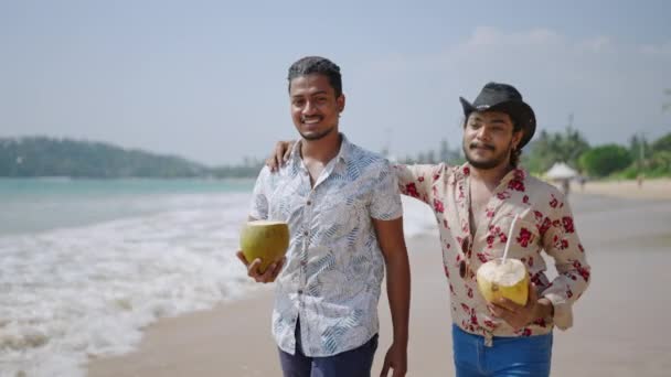 Män Trendiga Strandkläder Chatta Njuta Tropisk Semester Homosexuella Par Promenerar — Stockvideo