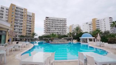 Büyük havuzlu lüks apartman kompleksi, lüks yaşam için tropikal ortam, yatırım potansiyeli olan tatil köyü yaşam tarzı