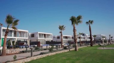 Seçkin kıyı evleri lüks yaşam, huzurlu deniz manzaraları, zengin alıcılar için yüksek ROI beklentileri sunuyor. Sahil kenarındaki villalar lüks ve emlak piyasasında yatırım potansiyeli gösteriyor.