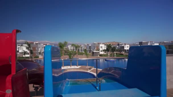 Spielgeräte Mit Blick Auf Luxuriöse Wohnanlage Mit Pool Sonnigem Blauen — Stockvideo