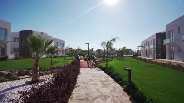 Modern Lüks Villalar Zengin Bahçeleri Özel Havuzları Parlak Gökyüzünün Altında — Stok video