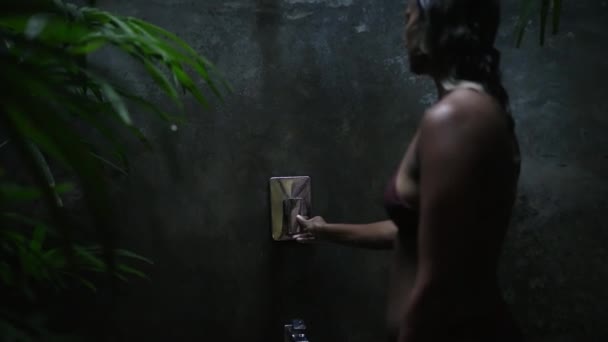 Dotýká Vody Rukou Cítí Osvěžená Klidném Intimním Okamžiku Multiracial Žena — Stock video