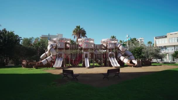 Städtischer Spielplatz Einer Wohnanlage Mit Rutschen Bänke Grünfläche Umgeben Von — Stockvideo