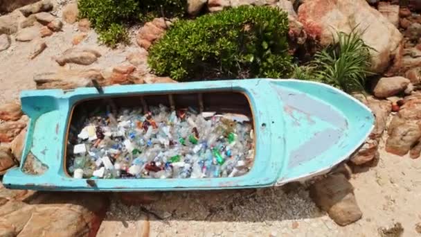 Opuštěná Loď Pobřeží Upozorňuje Krizi Plastovým Odpadem Letecký Pohled Pláž — Stock video