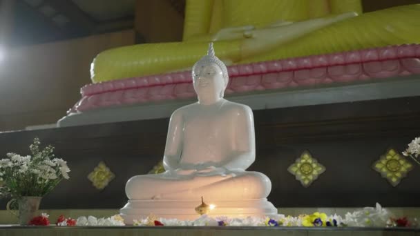 Klidné Prostředí Blikající Svíčkou Vyvolává Meditaci Odraz Duchovní Svatyni Socha — Stock video