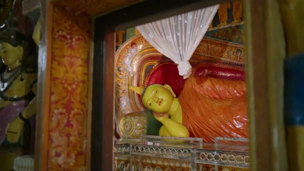 Heliga Buddhistiska Bilder Pryder Väggar Ligger Buddha Staty Inuti Utsmyckade — Stockvideo