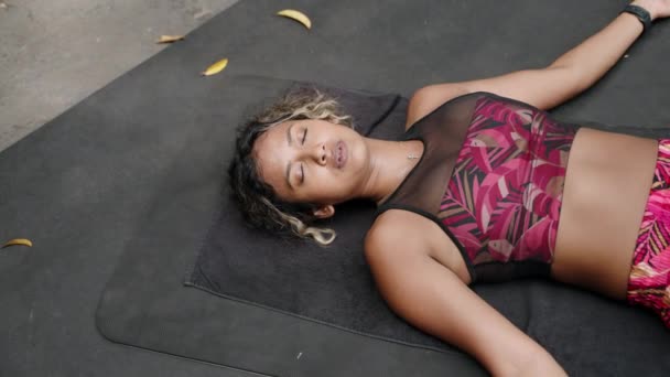 Femeia Potrivită Ochii Închiși Odihnește Recuperează Post Antrenament Femeia Epuizată — Videoclip de stoc