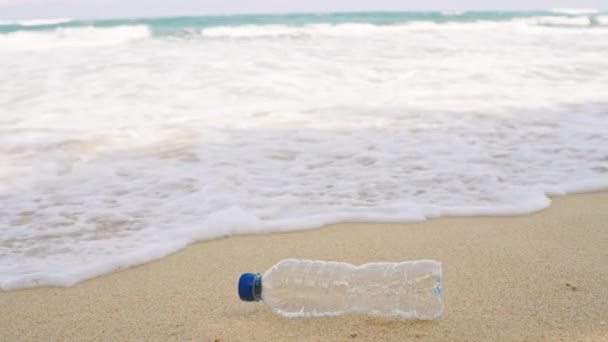 Problema Poluição Impacto Ambiental Lixo Oceano Garrafa Plástico Descartado Encontra — Vídeo de Stock