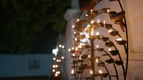 传统的灯光反映了灵性 和平的夜晚庆祝 一排排的油灯照亮了Vesak的佛寺 虔诚的人崇敬佛陀 拥抱教义 在神圣的仪式中团结 — 图库视频影像