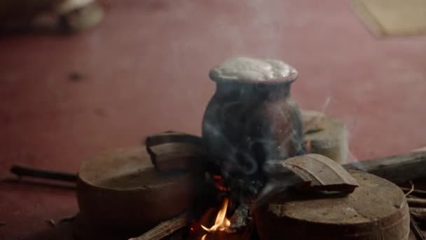 Fumo Alza Mentre Latte Trabocca Della Tradizionale Celebrazione Dello Sri — Video Stock
