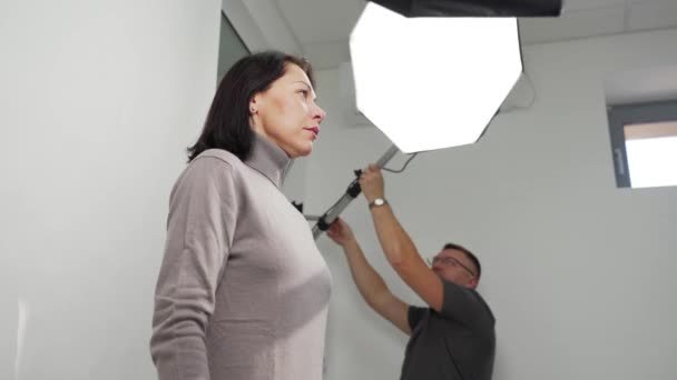 Femme Posant Dentiste Homme Préparant Équipement Éclairage Pour Prendre Une — Video