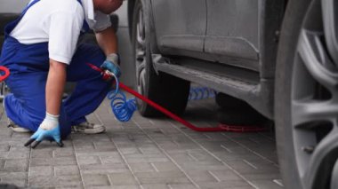 İşçi araba tekerleğini değiştirir, bakımını yapar, makineleri çalıştırır, verimli tamir için hava araçları kullanır. Otomobil tamircisi aracı kaldırmak için hava krikoyu kullanır. Garajda basınçlı anahtarı olan lastikleri söker..