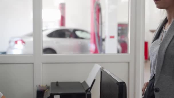 Autohaus Administrator Erhält Schlüssel Inspektionsvorbereitungen Reparaturdienste Kunde Übergibt Autoschlüssel Servicemitarbeiter — Stockvideo