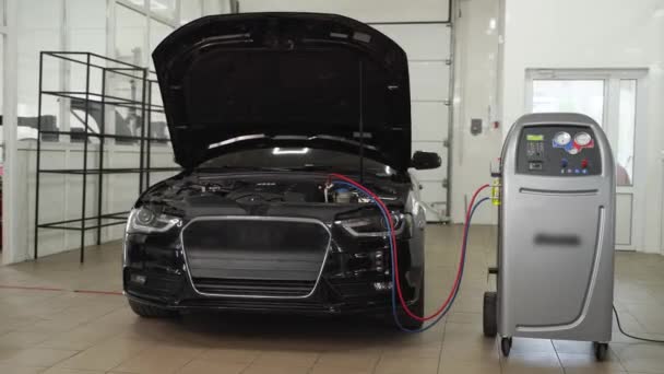 Técnico Mantém Controle Clima Veículo Carro Sofre Manutenção Com Recarga — Vídeo de Stock