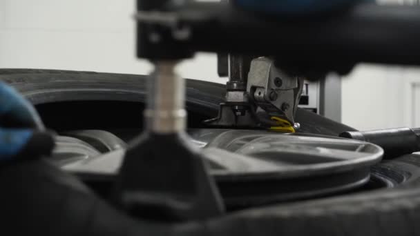Atölye Teknisyeni Lastik Değiştiriciyi Çalıştırıyor Otomobil Tamircisi Lastiği Makineyle Jantından — Stok video
