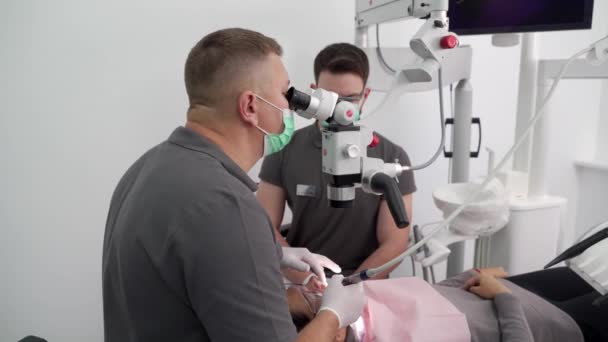 Homme Dentiste Travaille Avec Assistant Utilisant Microscope Pour Traiter Les — Video