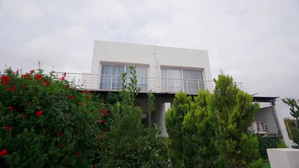 Immeuble Résidentiel Aménagement Paysager Vert Maison Moderne Blanche Jardin Luxuriant — Video