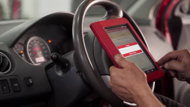 Ekspert Sprawdza Diagnostykę Pojazdu Kody Usterek Tablecie Warsztacie Auto Elektryk — Wideo stockowe