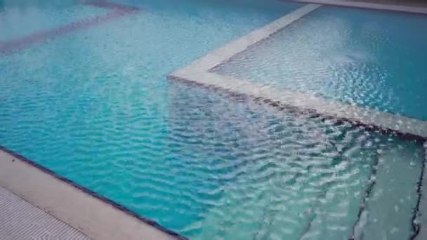 깨끗한 표면이 빛납니다 고요한 수영장에 크리스탈 명확한 잔물결 수영장은 부재를 — 비디오