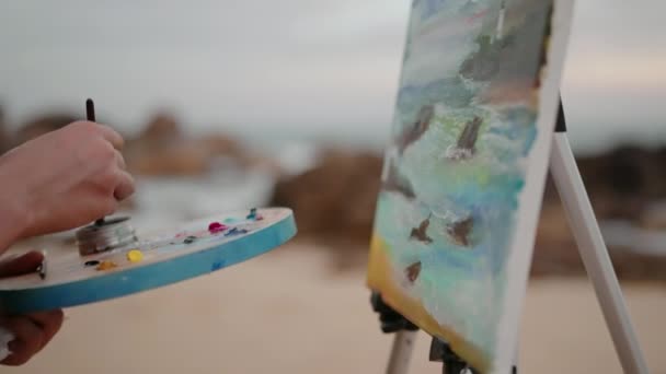 Pintora Usa Pincel Para Añadir Detalles Las Obras Arte Artista — Vídeo de stock