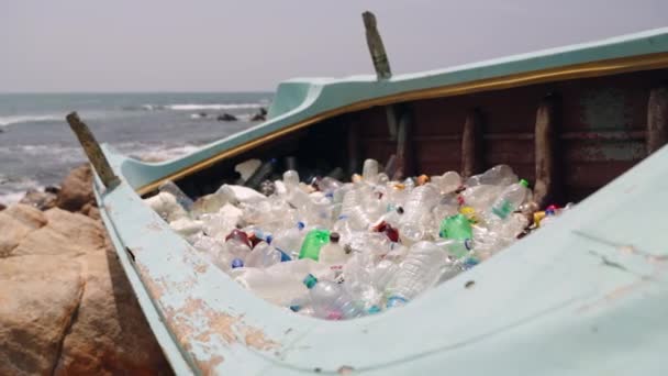 Bote Playa Con Botellas Plástico Crisis Contaminación Marina Basura Basura — Vídeos de Stock