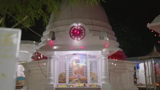 Buddhistene Skjelver Med Åndelig Atmosfære Litestupa Skinner Natten Med Ledet – stockvideo