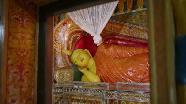 Мирная Религиозная Азиатская Художественная Вера Культура Ритуалы Соблюдаемые Богомольцами Золотая — стоковое видео