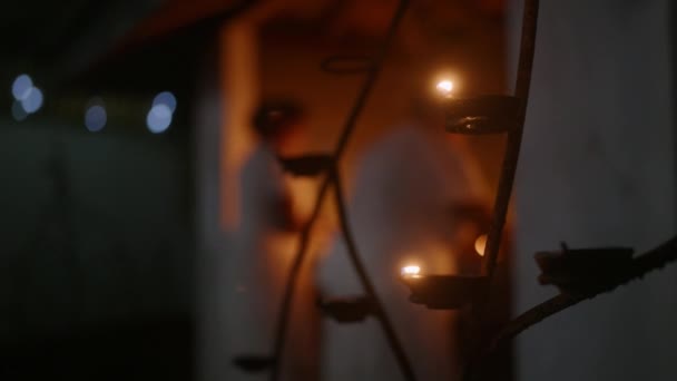 Verschwommene Figuren Gebet Spirituelle Atmosphäre Anhänger Führen Aarti Der Abenddämmerung — Stockvideo