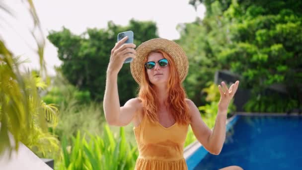 Sorrisi Saluti Durante Videochiamata Smartphone Tiene Cocktail Rinfrescante Donna Rossa — Video Stock