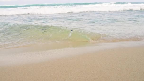 Environmentální Problém Znečištění Moří Plastová Láhev Plave Jemných Vlnách Písečné — Stock video