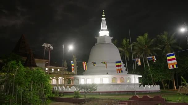 Temple Sacré Lumières Vives Drapeaux Prière Flottent Pagode Bouddhiste Illuminée — Video