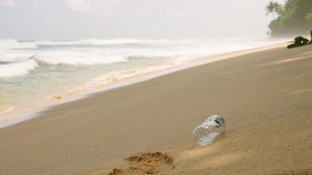 Vlny Zřítily Pozadí Známky Znečištění Tropické Pláži Průhledná Plastová Láhev — Stock video