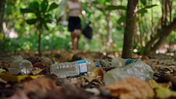 Volontario Raccoglie Rifiuti Nella Foresta Sacchetti Bottiglie Plastica Combatte Inquinamento — Video Stock