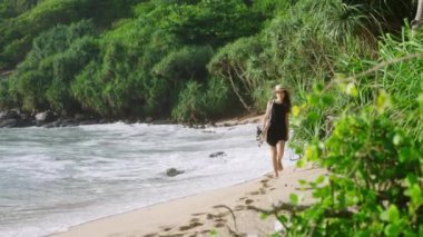 Dalgalar çarpar, kadın giyinir, şapka deniz manzarası resmine hazırlanır. Yaratıcı kadın sanatçı tropikal plaj boyunca sehpayla yürüyor. Sakin doğa sanata ilham verir. İçerik oluşturucu filmler kıyı tarafından öğretilir.