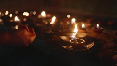 Sakin sahne barışı ve geleneği simgeler. Budist tapınağında gaz lambaları yanıp sönüyor, el fenerleri fitili, Vesak gece ayini. Dindarlar meditasyon yapar, Buda 'yı onurlandırır, ruhani aydınlanma arar..