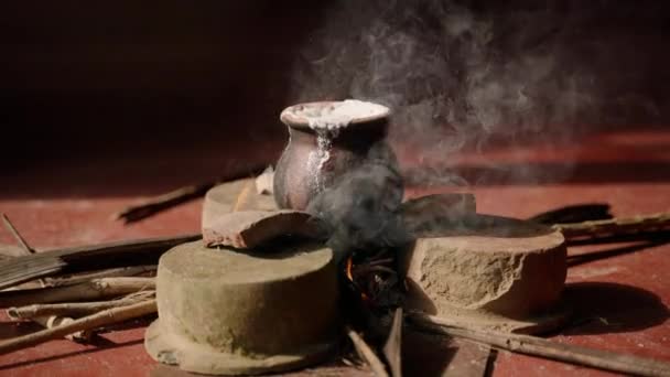 白い凍りついた鍋は繁栄を象徴し 満月のポヤの日に仏への敬意として スリランカの主婦はヴェサクのために開いた火の上に伝統的なミルク沸騰儀式を行います — ストック動画