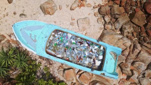 Vista Aerea Rivela Blu Barca Abbandonata Traboccante Materie Plastiche Assortite — Video Stock