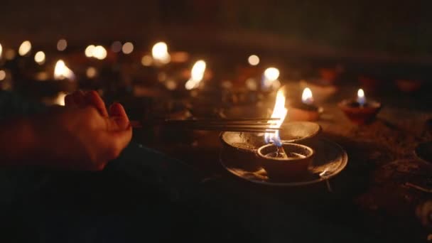 Lugn Scen Förkroppsligar Fred Tradition Oljelampor Flimrar Svagt Ljus Buddistiska — Stockvideo