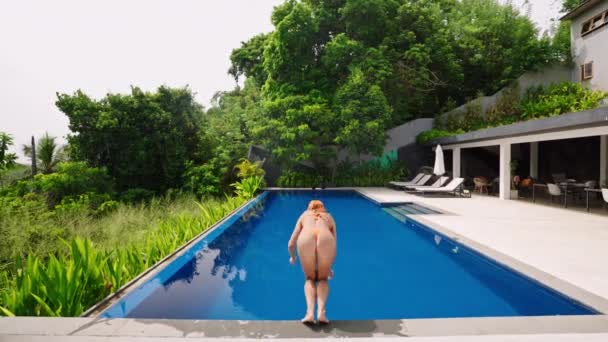 Lazer Villa Luxo Desfrutando Natureza Serena Mulher Elegante Maiô Mergulha — Vídeo de Stock