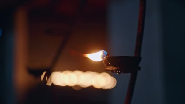 燃烧着的火焰营造出宁静的气氛 传统油灯在宁静的佛寺中轻轻地燃烧 专心致志的人沉思 寻求精神上的启示 圣址在黄昏时闪烁着光芒 请求和平 — 图库视频影像