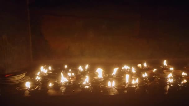 Традиционные Глиняные Огни Diya Горят Священном Ритуале Создавая Мирную Атмосферу — стоковое видео