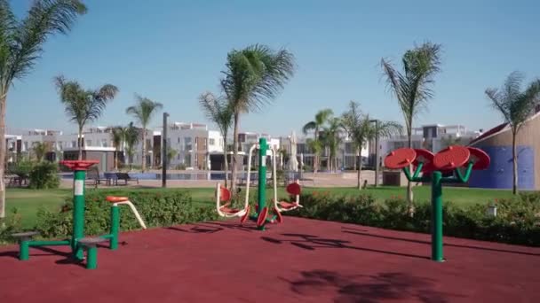 子供のための屋外ジム 晴れた日のためのアップスケール近所 豪華な住宅複合施設のモダンな遊び場設備 — ストック動画
