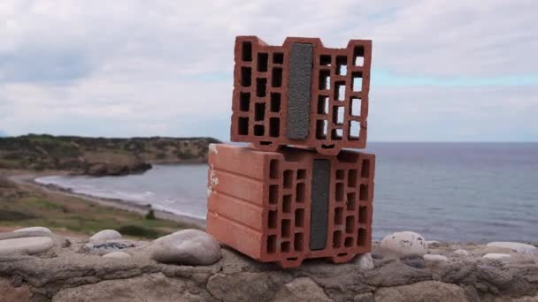 Briques Empilées Avec Mousse Isolante Thermique Sur Côte Rocheuse Contre — Video