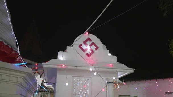 Lys Stupa Skinner Natten Med Swastika Skilt Ledet Lys Fargerike – stockvideo